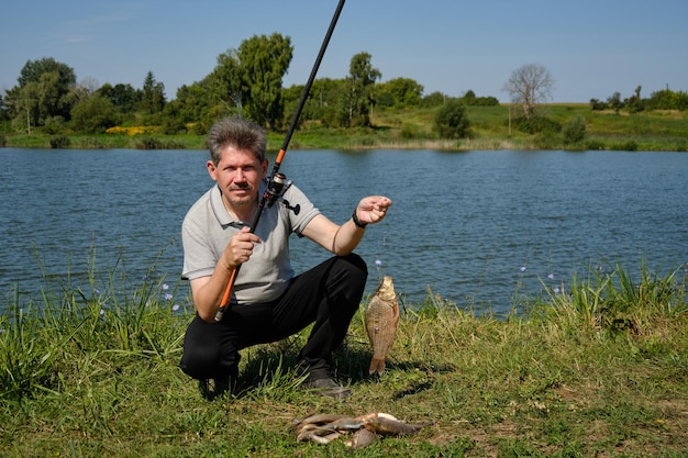 Fischerfang - Karausche und Plötze. Angeln am See. Erholungszentrum. August 2021.