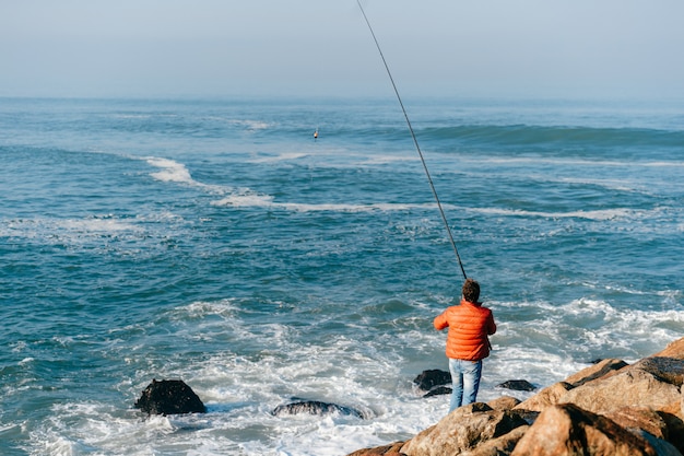 Fischerfischen mit Spinnen im Meer