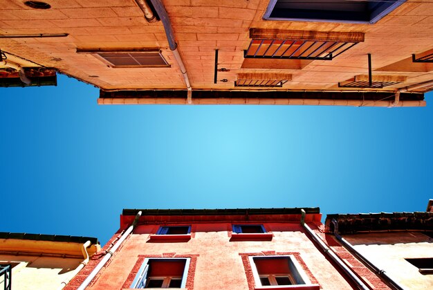 Fischergebäude mit vielen hellen Farben und blauem Himmel