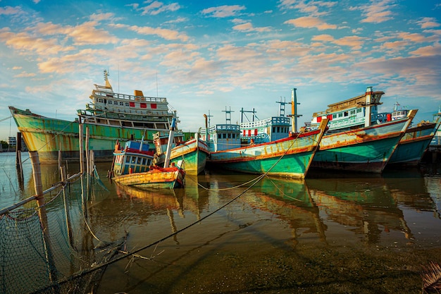 Fischerhafen und schöner Himmel in AsienViele Boote vertäut im Sonnenaufgang morgens am Hafen von Chalong Ma