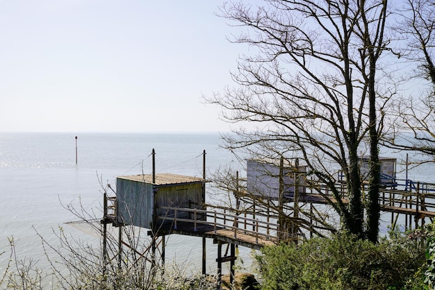 Fischerhütten aus Holz mit Netzen in MescherssurGironde