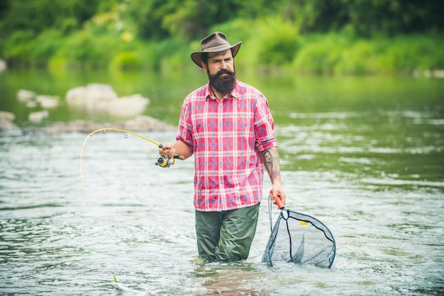 Fischermann am Fluss oder See mit Angelrute