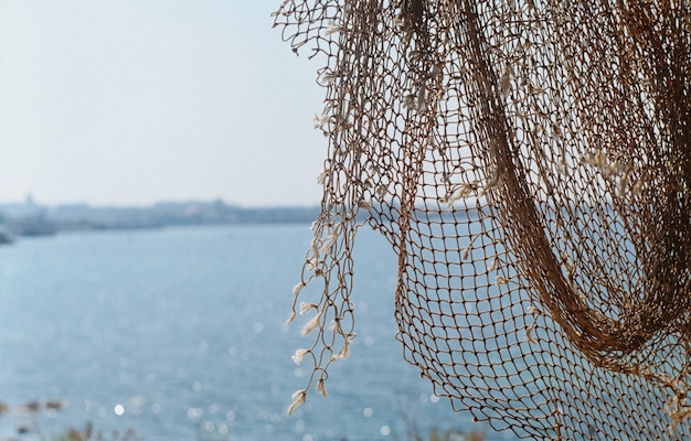 Fischernetz auf dem Hintergrund des Meeres