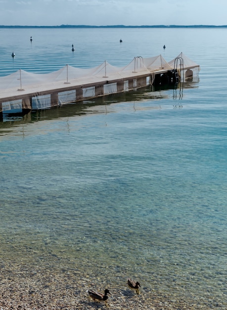 Fischernetze auf einem Pier am Gardasee ausgelegt.