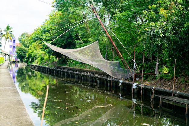 Fischernetze hängen an einem kleinen Kanal