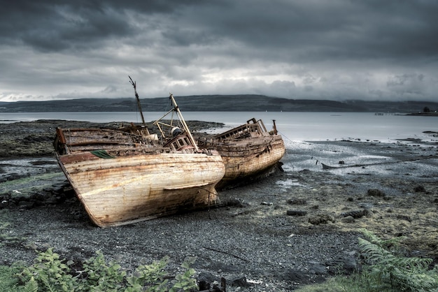 Foto fischerschiff am strand gegen den himmel