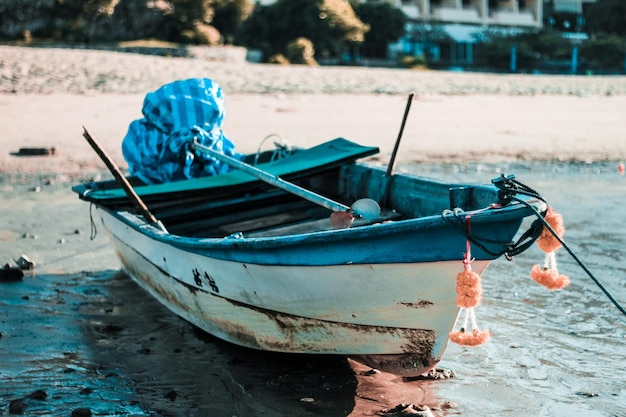 Fischerschiff, das am Strand verankert ist