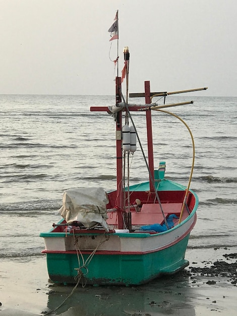 Foto fischerschiff, das auf dem meer vor klarem himmel verankert ist