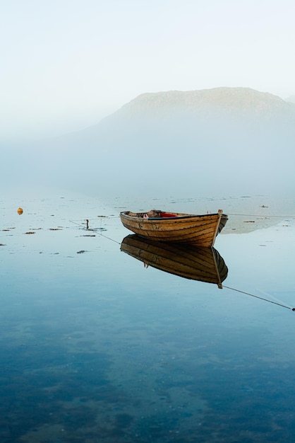 Fischerschiff im Meer gegen den Himmel