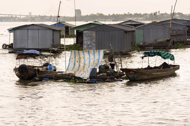 Fischfarmhäuser, die auf dem Mekong My Tho Vietnam schwimmen