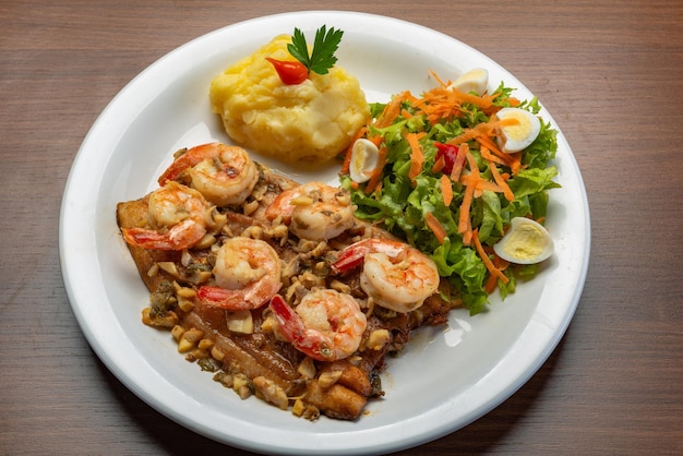 Foto fischfilet mit garnelensalat und kartoffelpüree