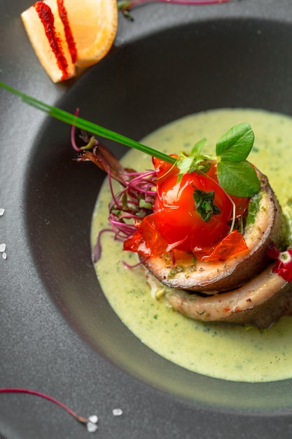 Fischfilet mit gebratenem Gemüse garnieren und Chutney