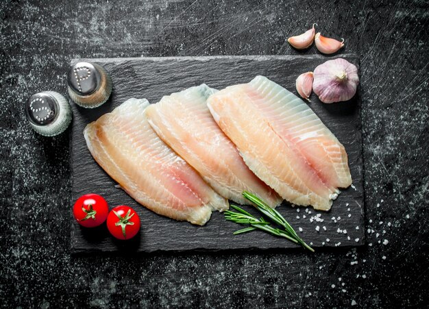 Fischfilet mit Knoblauchgewürzen und Tomaten