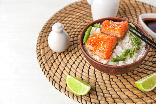 Fischfilet serviert mit Reis und grünen Bohnen auf Korbuntersetzer