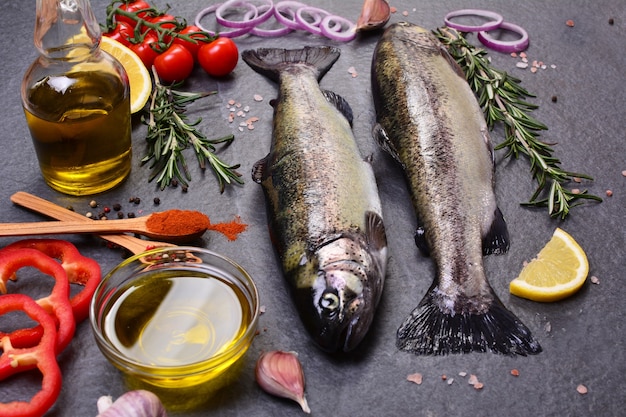 Fischforelle mit Gewürzen und Zitrone