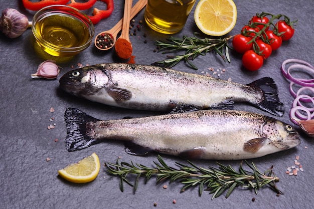 Fischforelle mit Gewürzen und Zitrone