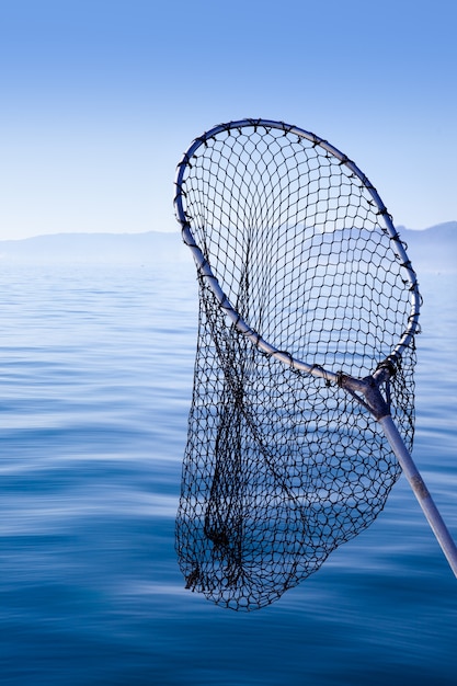 Fischkescher im blauen Meer