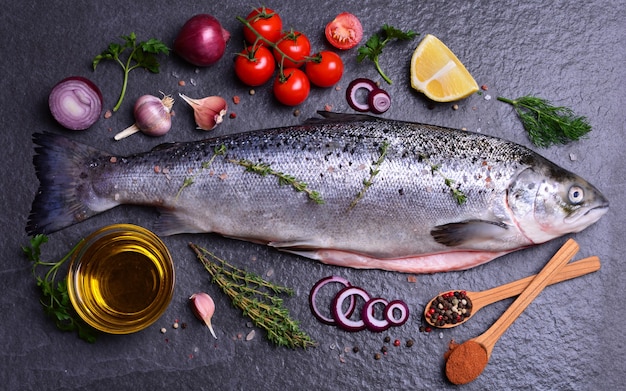 Fischlachs mit Gewürzen und Gemüse