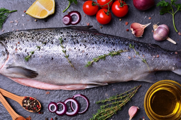 Fischlachs mit Gewürzen und Gemüse