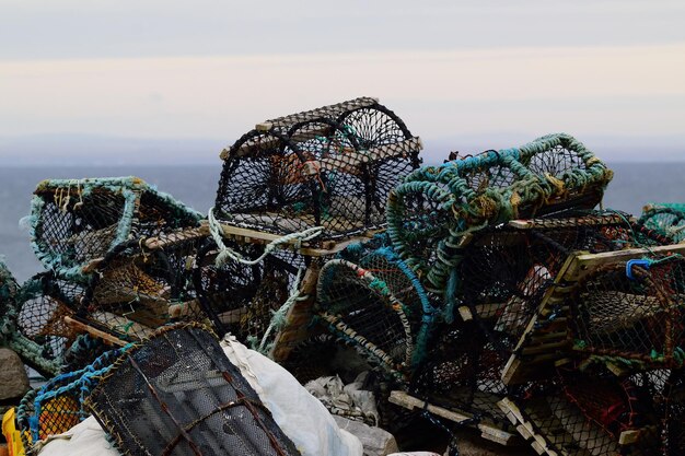 Fischnetzstapel am Strand