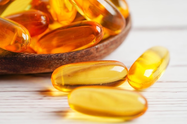 Fischöl oder Lebertran-Gel in Kapseln mit Omega-3-Vitaminen ergänzende gesunde Ernährung