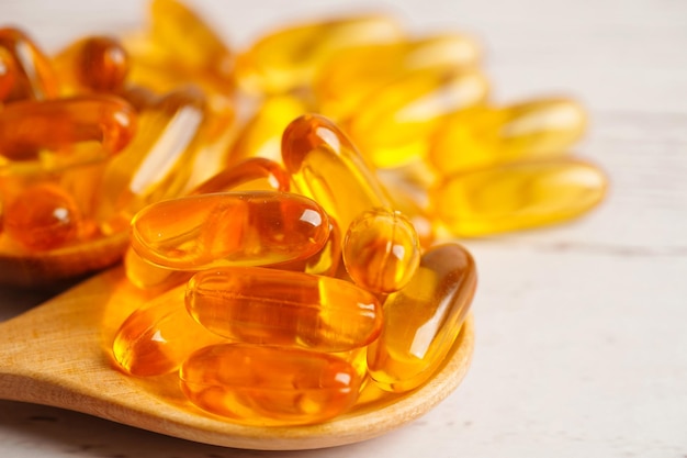 Fischöl oder Lebertran-Gel in Kapseln mit Omega-3-Vitaminen ergänzende gesunde Ernährung