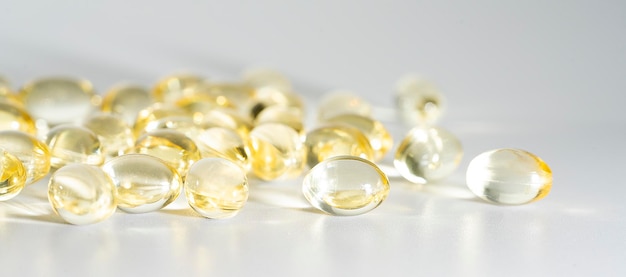 Fischöl Omega 3 auf weißem Hintergrund, Vitamin-D-Gel-Ergänzungsgelkapseln, Makroaufnahme