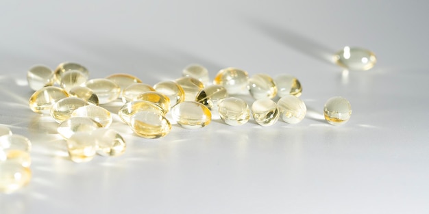 Fischöl Omega 3 auf weißem Hintergrund, Vitamin-D-Gel-Ergänzungsgelkapseln, Makroaufnahme