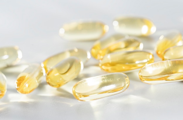 Fischöl Omega 3 auf weißem Hintergrund, Vitamin-D-Gel-Ergänzungsgelkapseln, Makroaufnahme