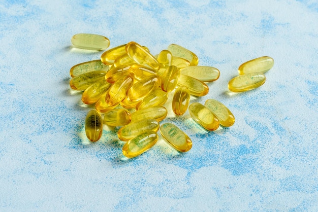 Fischölkapseln auf blauem Hintergrund Omega-3-Vitamine und Gesundheitskonzept