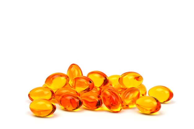 FischölOmega3LecithinDHA Vitamine Kapseln auf weißem Hintergrund gesunde Ergänzung Extraktionsöl Kapseln