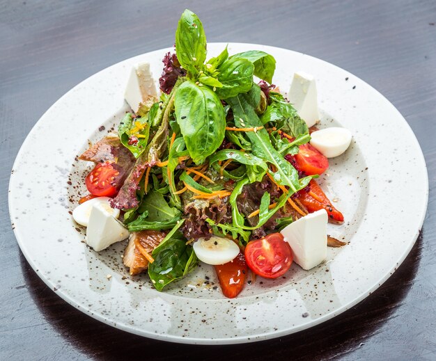 Fischsalat - gegrillter Wolfsbarsch und Gemüse auf dem Tisch