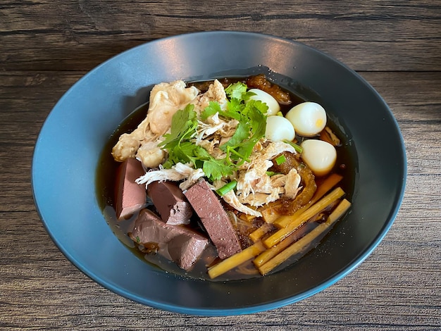 Fischschlundsuppe mit Hühnchen, fertig zum Essen auf dem Tisch