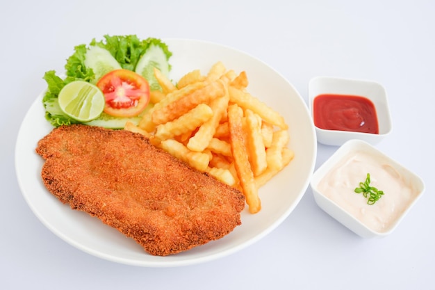 Fischschnitzel mit Pommes auf weißem Hintergrund