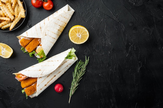 Fischstäbchen rollen und Tartarsauce setzen, auf schwarzem Tisch, Draufsicht flach legen