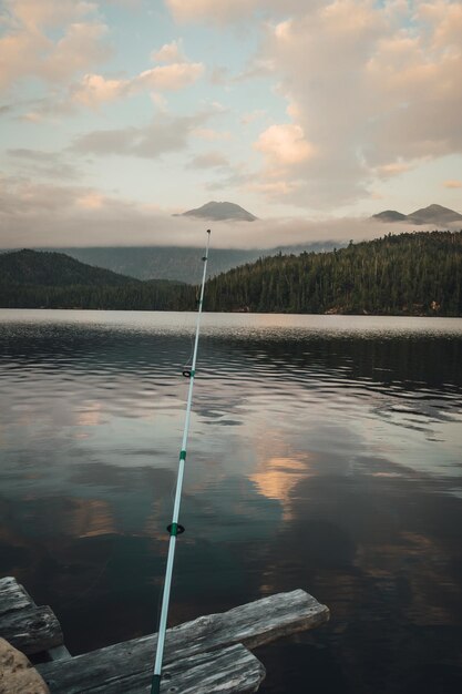 Fischstange am See gegen den Himmel bei Sonnenuntergang