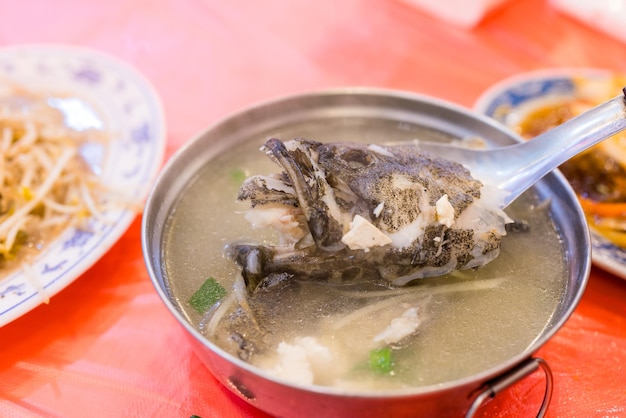 Fischsuppschüssel im taiwanesischen Lebensmittelgeschäft