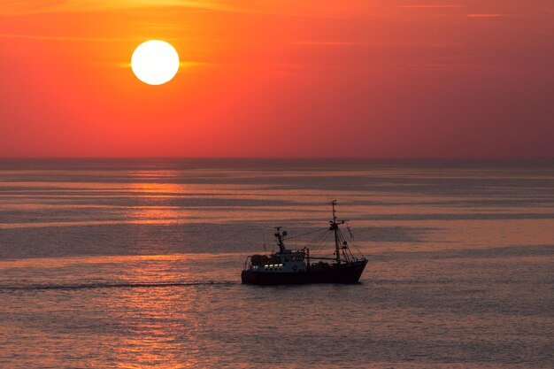 Fischtrawler auf der Nordsee bei Sonnenuntergang
