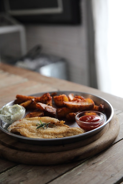 Fish and Chips auf Holzuntergrund