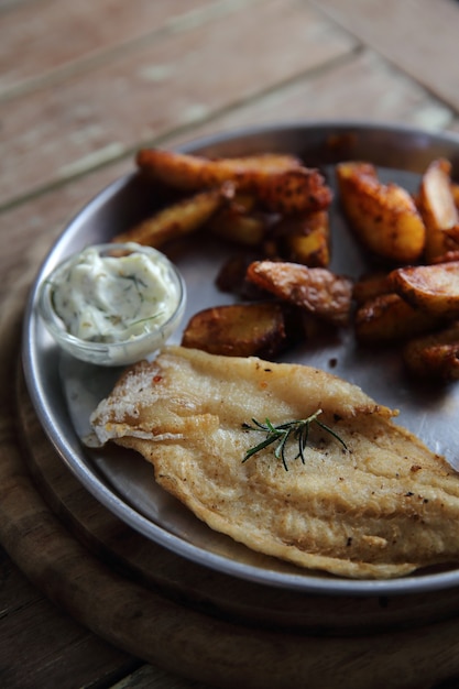 Fish and Chips auf Holzuntergrund