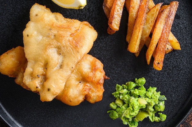 Fish and chips británico con puré de guisantes de menta