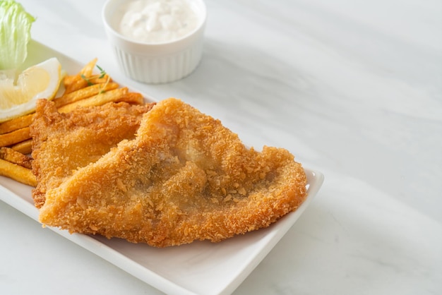 Fish and Chips Gebratenes Fischfilet mit Kartoffelchips