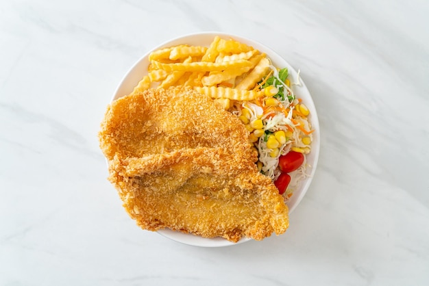 Fish and Chips mit Minisalat