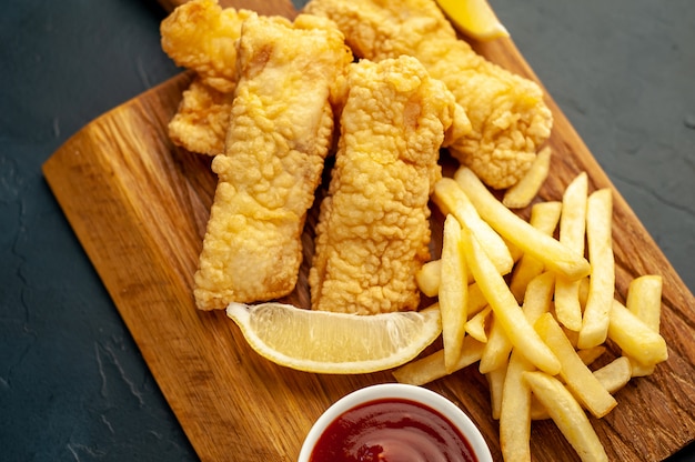 Fish and Chips mit Pommes Frites auf Steinhintergrund