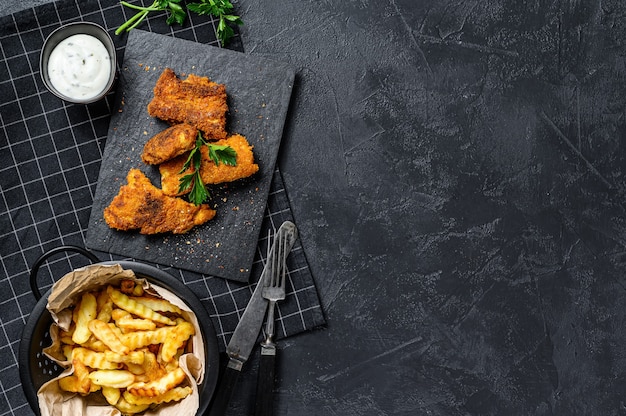 Fish and Chips, Pommes Frites und Kabeljaufilet in Semmelbröseln gebraten