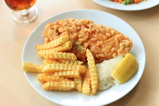 Fish and Chips con Salsa Tártara Papas Fritas y Limón