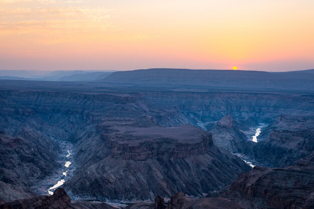 Fish River Canyon, destino turístico escénico en el sur de Namibia. Última luz del sol en las montañas. Amplio ángulo de visión desde arriba.