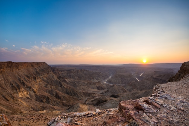 Fish River Canyon, destino turístico escénico en el sur de Namibia. Última luz del sol en las montañas. Amplio ángulo de visión desde arriba.