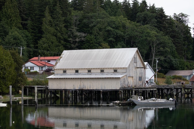 Fishboat Wharf y cobertizo con reflejo en el agua en Sointula, Malcolm Island