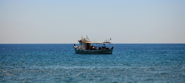 Fisher barco navegando sobre el agua